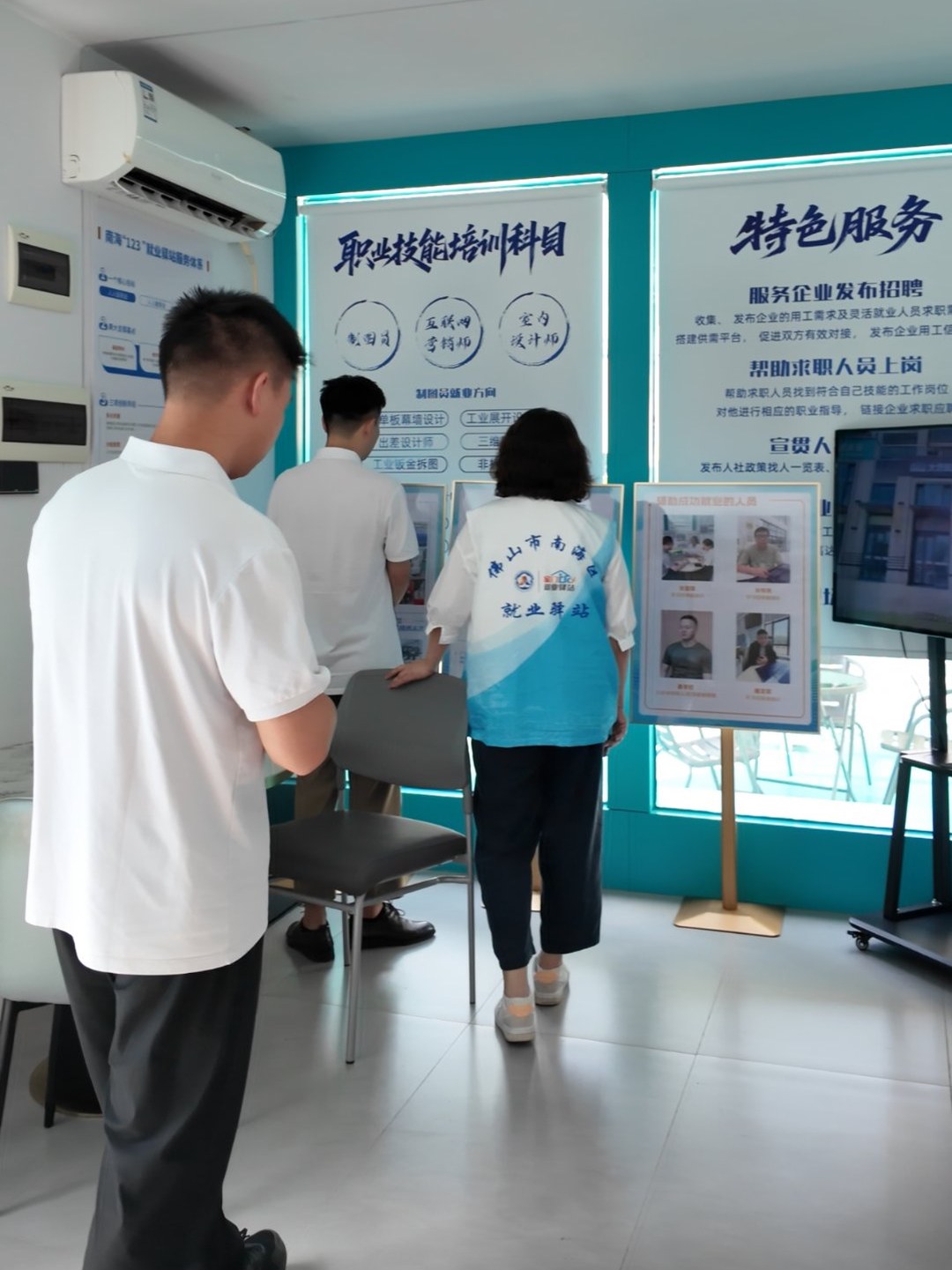 区人社局领导检查驿站特色服务展区