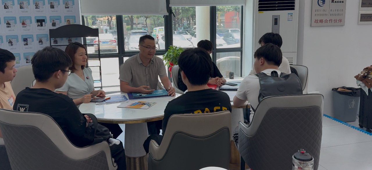 小型招聘会现场：余老师对多位求职者做就业辅导